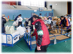 本吉総合体育館へ救援物資を運び込む