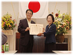 大村愛知県知事から永坂会長へ感謝状の贈呈