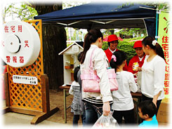 住宅用火災警報器推進活動<〔伊勢崎市女性防火クラブ〕（写真提供：群馬県伊勢崎市）