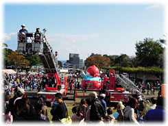 約18,000人の市民が来場