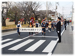 少年消防クラブ員も参加して街頭パレード