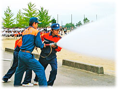 避難訓練での放水訓練（富山県　富山市立城山中学校少年消防クラブ）