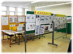 東日本大震災のパネル写真を中心に、防災グッズ等を展示