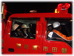 消防車の車載マイクで火災予防を呼びかけ