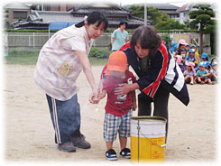 幼年期に花火の正しい遊び方を