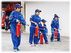 水消火器体験訓練の様子（神奈川県大和市少年消防団）（提供：大和市消防本部）