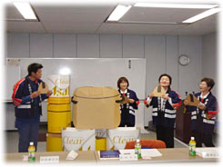 「空き缶コンロの作り方」を寸劇でわかりやすく紹介