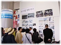 仙台空港にて復興の歩み写真展を見学
