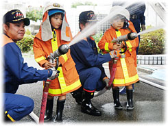 小さな消防士に変身して放水訓練