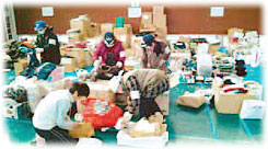東日本大震災に伴う救援物資の仕分けボランティア（写真提供：栃木県足利市婦人防火クラブ連絡協議会）