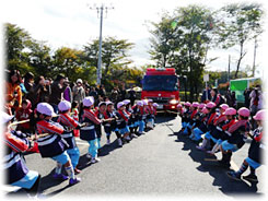 みんなで力を合わせて消防車との綱引き