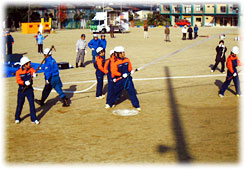 半田中学校少年少女消防クラブの放水訓練