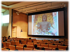奈良国立博物館の鈴木先生から説明を受けるクラブ員