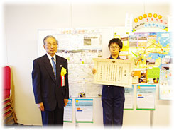受賞後の記念撮影(右)リーダーの田中公瑛君、(左)山崎指導部長