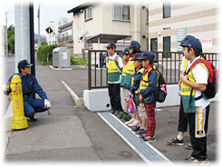 消防職員から消火栓について学ぶ様子