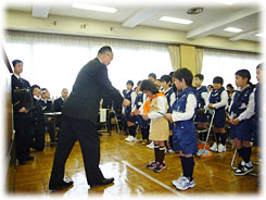 市長から団員手帳の交付