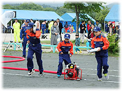少年消防クラブによる軽可搬ポンプ操法