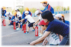 小学校での消火器取扱い訓練写真提供：水沢女性防火クラブ（新潟県十日町市）