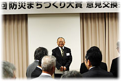意見交換会で挨拶をする日本防火・防災協会 秋本会長