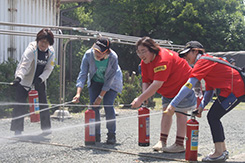 水消火器による初期消火訓練