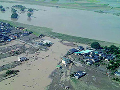 平成27年9月関東・東北豪雨の被災現場(茨城県常総市)(内閣府提供)