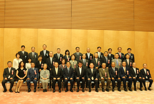 菅内閣官房長官を囲んで記念写真